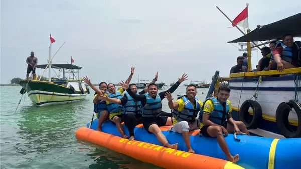 Momen ikonik foto underwater bersama ikan Nemo di perairan Gili Ketapang yang jernih