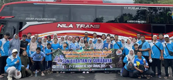 Persiapan River Tubing: Siswa menggunakan helm dan pelampung standar keselamatan