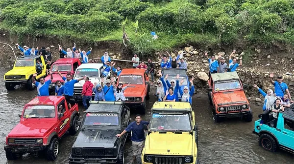 Aksi seru River Tubing: Menaklukkan arus sungai yang jernih di lereng Gunung Lawu