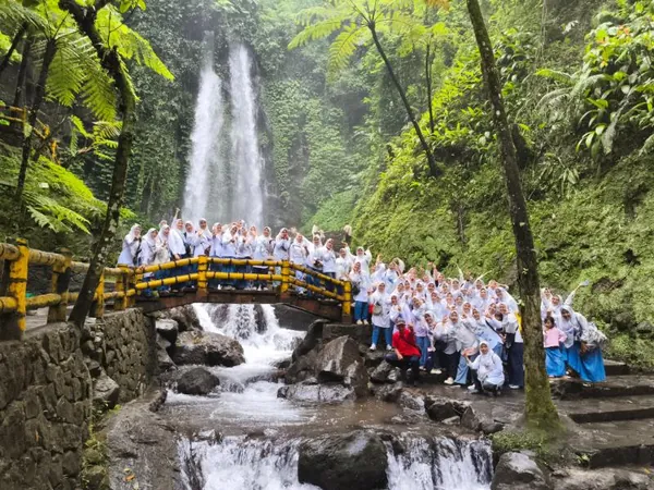 Siswa menikmati kesegaran air pegunungan di bawah kucuran Air Terjun Jumog