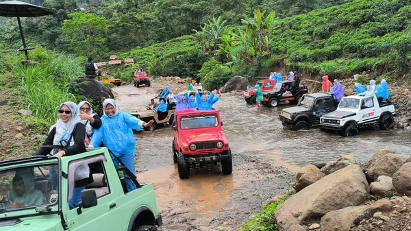 Momen makan siang prasmanan dengan menu khas pedesaan di sekitar area wisata