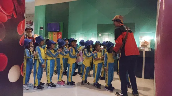 Siswa belajar anatomi manusia secara interaktif di Museum Tubuh Bagong Adventure