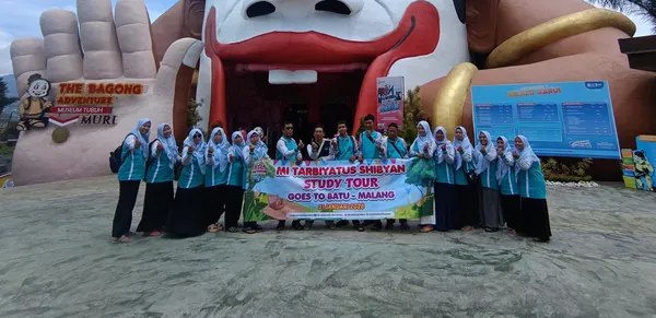 Dokumentasi keceriaan siswa saat kunjungan wisata edukasi Jatim Park 1 bersama Nila Productions