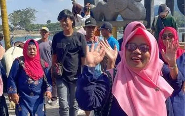 Keseruan rombongan saat mengeksplorasi spot foto ikonik di Taman Wisata Genilangit
