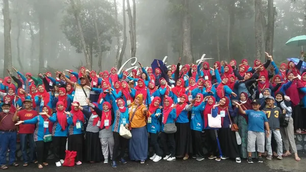 Aktivitas seru naik speedboat berkeliling Telaga Sarangan bersama teman-teman