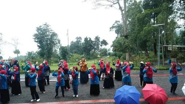 Spot foto estetik bergaya Jepang di Genilangit dengan latar belakang hutan pinus