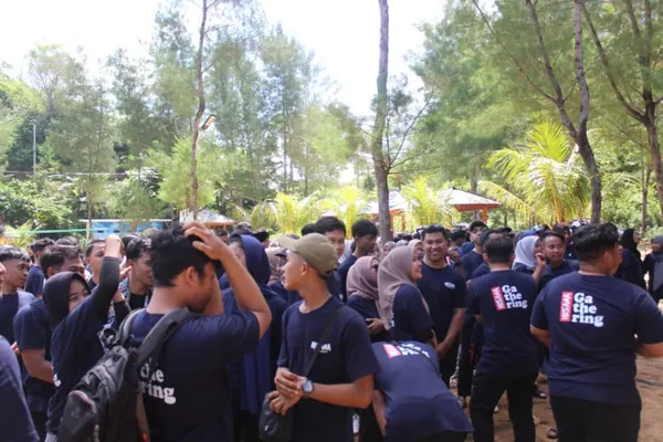 Kegiatan Fun Games dan Team Building untuk meningkatkan kekompakan siswa di tepi pantai