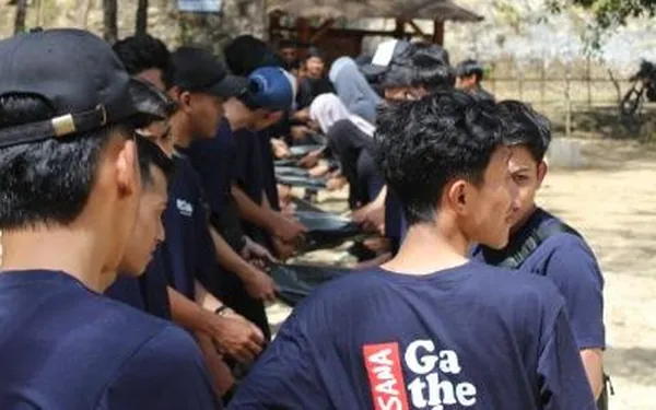 Pesona keindahan air laut biru dan pasir putih bersih di Pantai Tanjung Penyu JLS