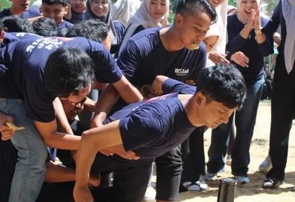 Ice breaking seru bersama fasilitator outbound profesional Nila Productions