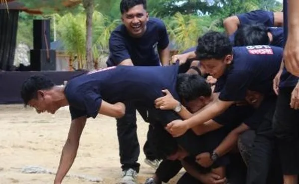 Sesi dokumentasi kelompok dengan latar belakang pemandangan samudra yang memukau