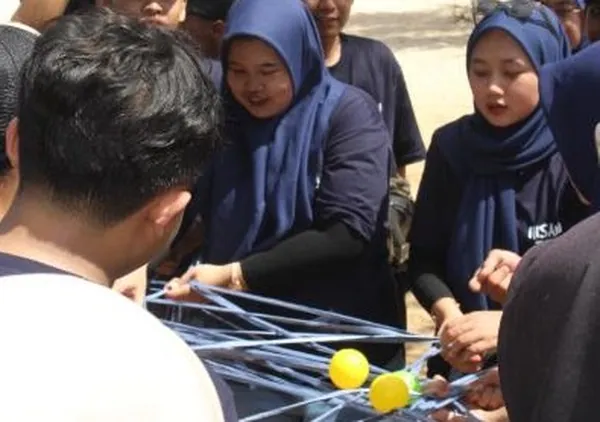 Fasilitas area outbound yang luas dan nyaman untuk aktivitas skala besar di pantai