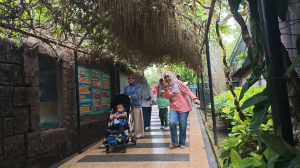 Pendampingan tour leader Nila Productions memberikan wawasan satwa kepada siswa
