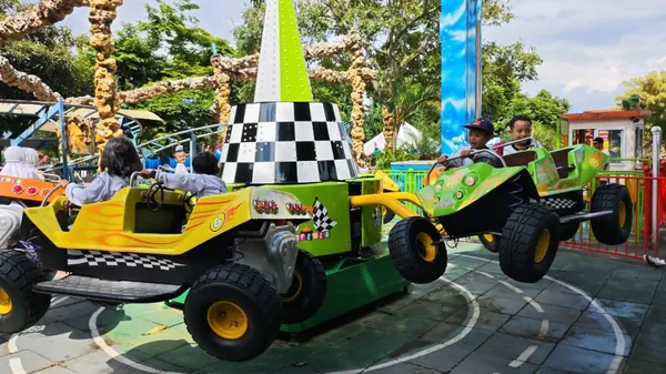 Peserta trip Nila Productions menikmati suasana kebun binatang modern kelas dunia