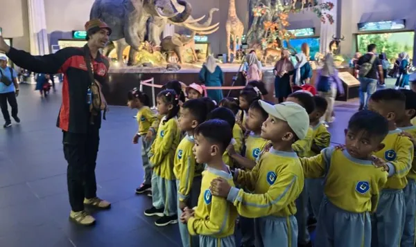 Momen seru interaksi dengan satwa jinak di zona Safari Farm Jatim Park 2