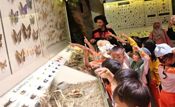 Sesi foto estetik di spot Sweet Memories Selfie yang penuh warna dan kekinian