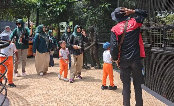 Rombongan sekolah menikmati fasilitas wahana permainan di area Batu Secret Zoo