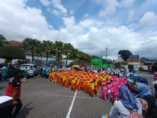 Petualangan prasejarah: Siswa menaiki kereta raksasa menjelajahi 5 zaman dinosaurus
