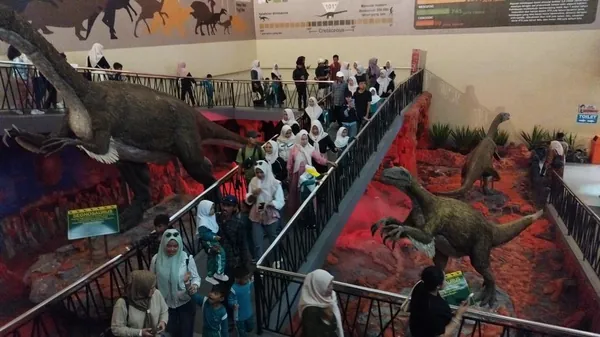 Rombongan sekolah menikmati waktu relaksasi di kolam renang tematik Wonderland