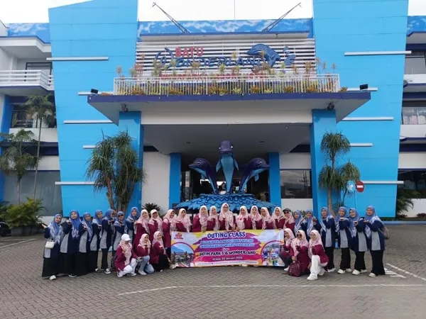 Pendampingan crew Nila Productions memastikan kegiatan bermain air berjalan aman dan seru