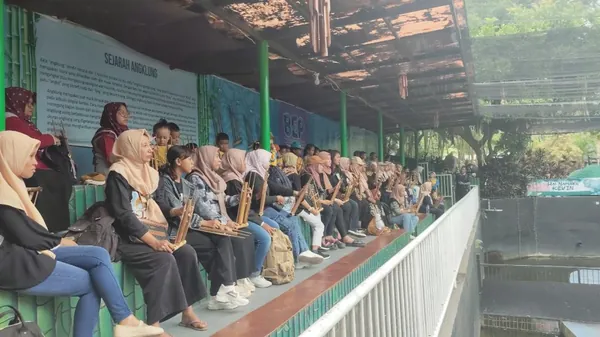 Sesi interaksi siswa dengan alam di lingkungan wisata Kota Batu yang sejuk