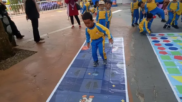 Spot foto menarik sebagai kenang-kenangan perjalanan edukasi hemat berkualitas