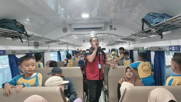 Edukasi transportasi publik: Siswa belajar tentang prosedur dan tata tertib di dalam kereta api