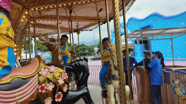 Momen keceriaan rombongan sekolah menikmati pemandangan dari jendela kereta