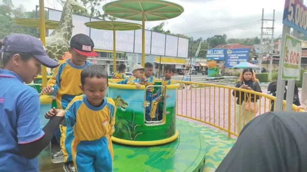 Siswa belajar kemandirian melalui program field trip kereta api yang terorganisir