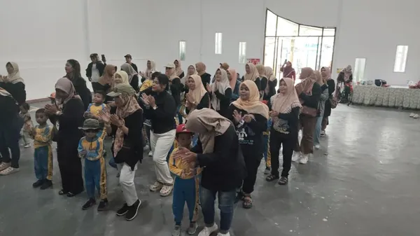 Aktivitas berkelompok di area taman wisata Batu yang asri dan edukatif