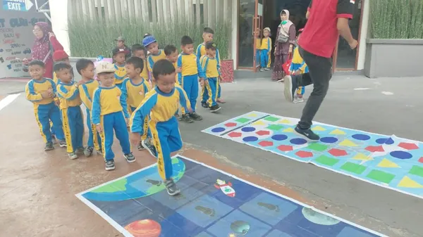 Dokumentasi keceriaan siswa saat mencoba wahana ketangkasan di lokasi wisata