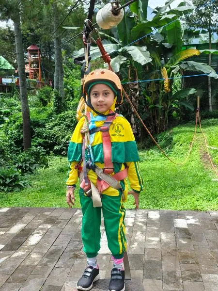 Menonton pertunjukan burung (Bird Show) yang edukatif di area terbuka Eco Green Park