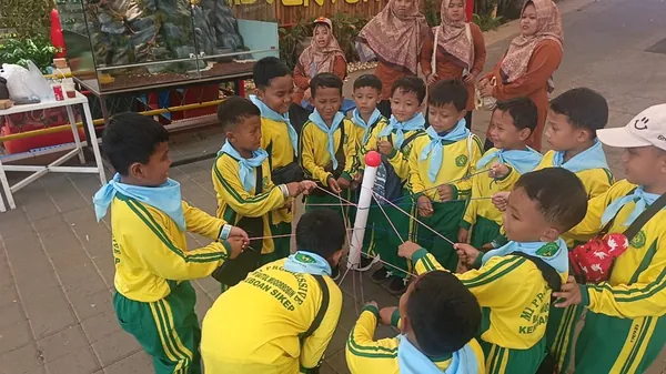 Momen kebersamaan siswa bermain air di area Wonderland yang luas dan bersih