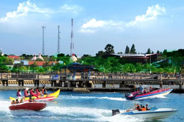 Pendampingan crew Nila Productions memastikan keamanan siswa di area wisata bahari