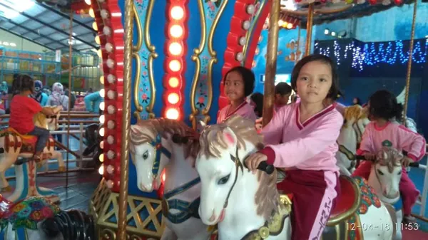 Eksplorasi keindahan stalaktit dan stalagmit di Gua Maharani Zoo Lamongan